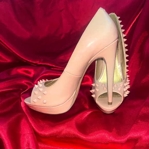 Beautiful, nude patent leather spiked platform pumps. Women’s size 8.5 US. - Picture 3 of 4